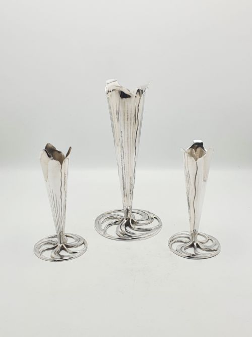 ELEGANT SET OF 3 SILVER PLATED ARTS AND CRAFTS TRUMPET VASES CIRCA 1890 - ADDITIONAL PHOTO 4