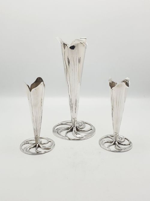 ELEGANT SET OF 3 SILVER PLATED ARTS AND CRAFTS TRUMPET VASES CIRCA 1890 - ADDITIONAL PHOTO 5
