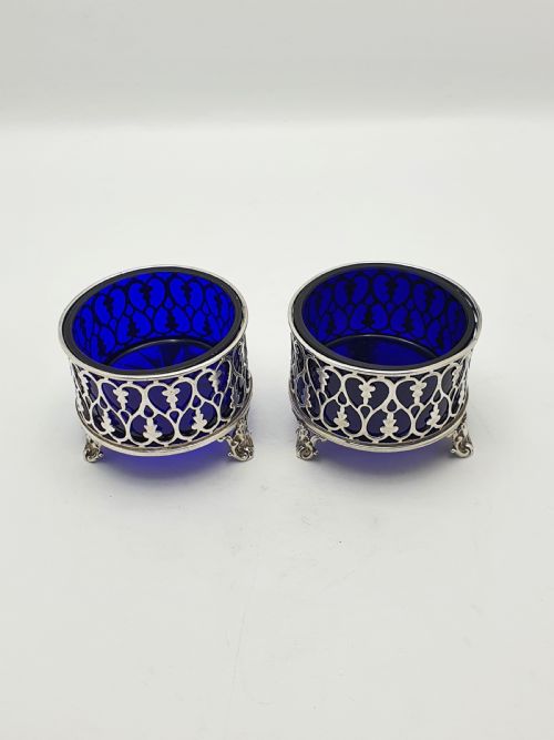 PAIR OF ANTIQUE VICTORIAN SILVER SALT CELLARS WITH COBALT GLASS LINERS 1842 - ADDITIONAL PHOTO 4