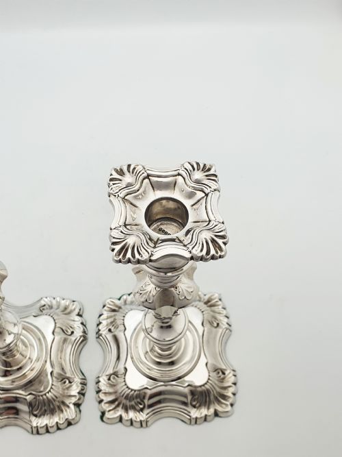 STUNNING PAIR OF ANTIQUE SILVERPLATED ROCOCO REVIVAL CANDLESTICKS CIRCA 1905 - ADDITIONAL PHOTO 3