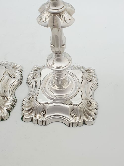 STUNNING PAIR OF ANTIQUE SILVERPLATED ROCOCO REVIVAL CANDLESTICKS CIRCA 1905 - ADDITIONAL PHOTO 4