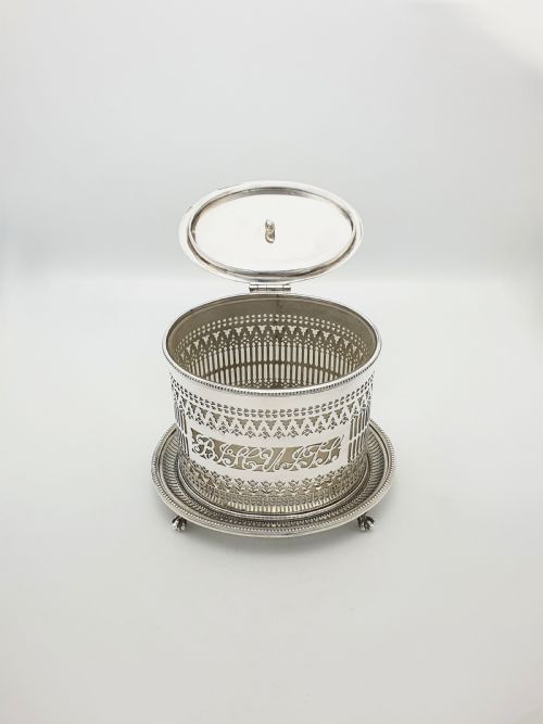 ANTIQUE SILVER PLATED PIERCED BISCUIT BARREL WITH GLASS LINER CIRCA 1905 - ADDITIONAL PHOTO 1