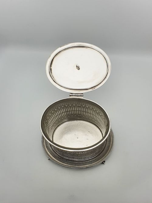ANTIQUE SILVER PLATED PIERCED BISCUIT BARREL WITH GLASS LINER CIRCA 1905 - ADDITIONAL PHOTO 2