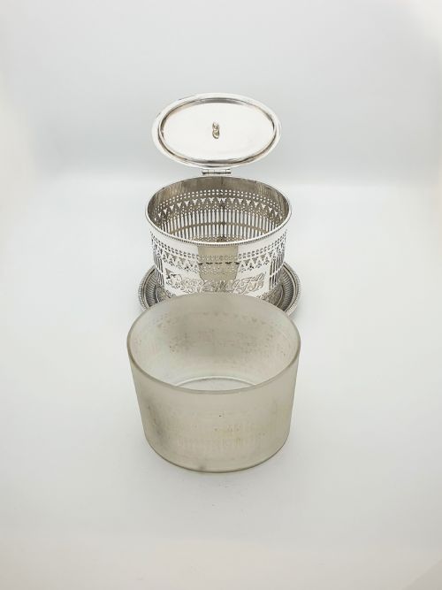 ANTIQUE SILVER PLATED PIERCED BISCUIT BARREL WITH GLASS LINER CIRCA 1905 - ADDITIONAL PHOTO 3