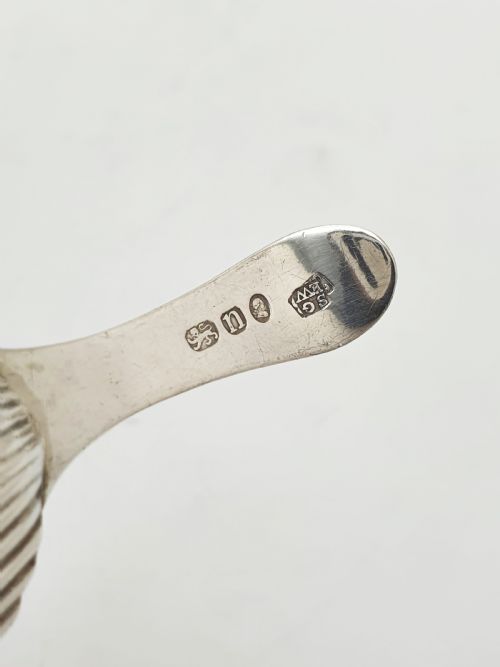 ANTIQUE GEORGIAN STERLING SILVER SHELL CADDY SPOON WITH ENGRAVED HANDLE 1788 - ADDITIONAL PHOTO 3