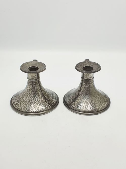 NICE PAIR OF ARTS CRAFTS HAMMERED PEWTER CHAMBERSTICKS CIRCA 1920 - ADDITIONAL PHOTO 2