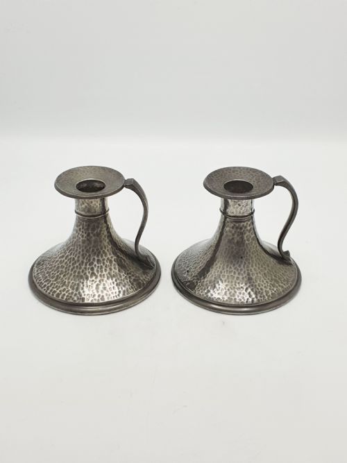 NICE PAIR OF ARTS CRAFTS HAMMERED PEWTER CHAMBERSTICKS CIRCA 1920 - ADDITIONAL PHOTO 3
