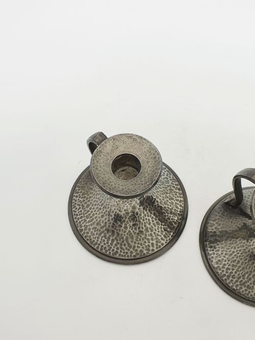 NICE PAIR OF ARTS CRAFTS HAMMERED PEWTER CHAMBERSTICKS CIRCA 1920 - ADDITIONAL PHOTO 5