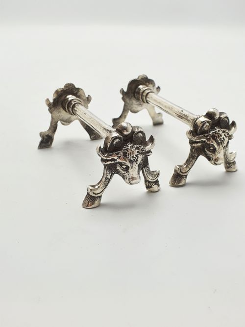 PAIR OF NICE ANTIQUE VICTORIAN SILVER PLATED BULL HEAD KNIFE RESTS CIRCA 1880