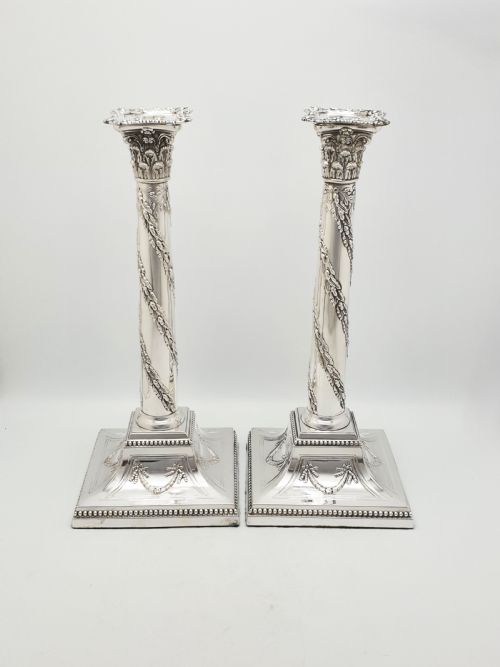 STUNNING PAIR OF ANTIQUE NEOCLASSICAL CORINTHIAN COLUMN CANDLESTICKS CIRCA 1880 - ADDITIONAL PHOTO 1