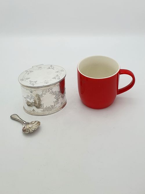 ANTIQUE EDWARDIAN SILVER PLATED ENGRAVED TEA CADDY WITH SHELL SPOON CIRCA 1905 - ADDITIONAL PHOTO 9