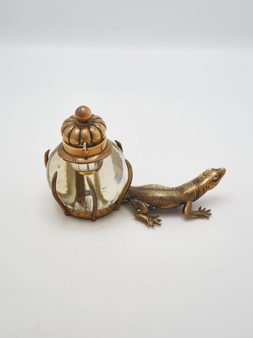 FABULOUS ANTIQUE VICTORIAN BRASS AND GLASS LIZARD INKSTAND CIRCA 1880 - ADDITIONAL PHOTO 5