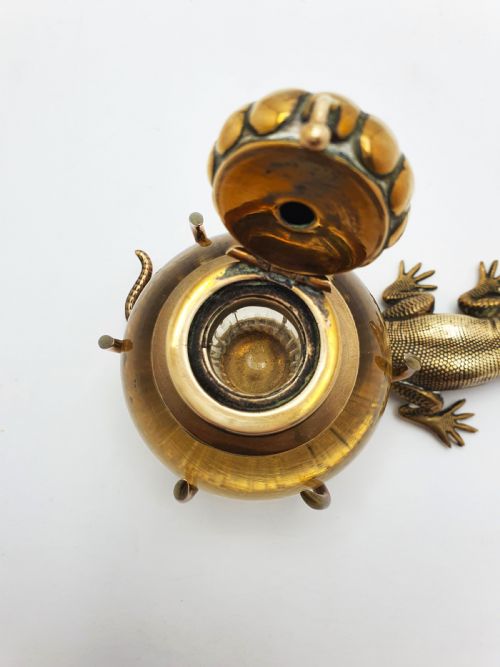 FABULOUS ANTIQUE VICTORIAN BRASS AND GLASS LIZARD INKSTAND CIRCA 1880 - ADDITIONAL PHOTO 3