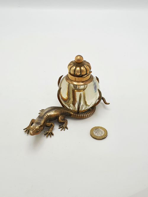 FABULOUS ANTIQUE VICTORIAN BRASS AND GLASS LIZARD INKSTAND CIRCA 1880 - ADDITIONAL PHOTO 6