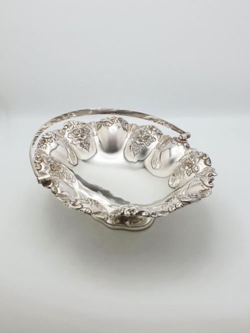 ANTIQUE EDWARDIAN SILVER PLATED BASKET WITH FLORAL REPOUSS RIM CIRCA 1905 - ADDITIONAL PHOTO 2
