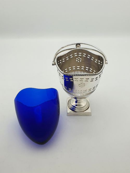 ANTIQUE SILVER PLATE PIERCED SUGAR BOWL WITH COBALT GLASS LINER SIFTER CIRCA 1905 - ADDITIONAL PHOTO 3