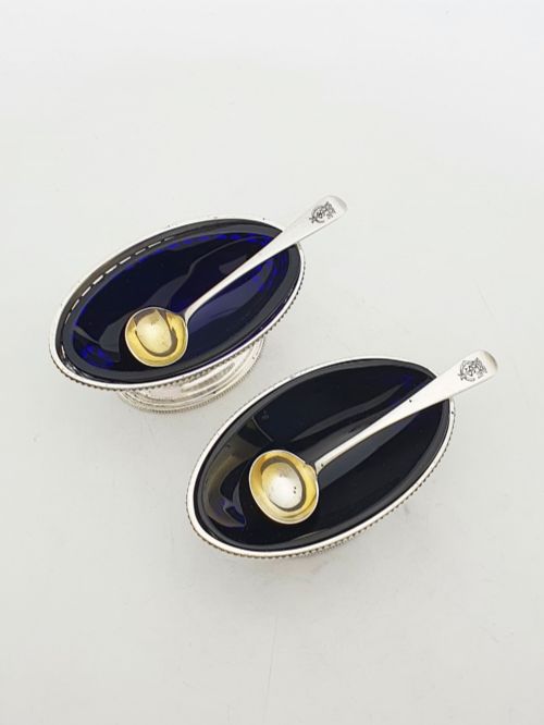 PAIR OF ANTIQUE EDWARDIAN STERLING SILVER SALT CELLARS WITH COBALT GLASS LINERS 1902 - ADDITIONAL PHOTO 1