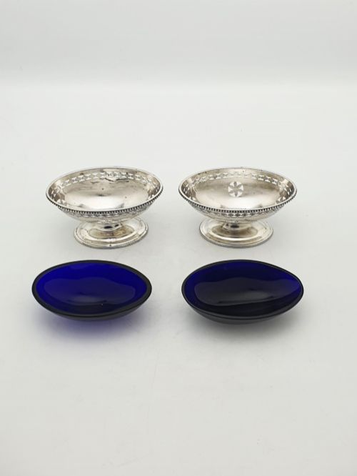 PAIR OF ANTIQUE EDWARDIAN STERLING SILVER SALT CELLARS WITH COBALT GLASS LINERS 1902 - ADDITIONAL PHOTO 3