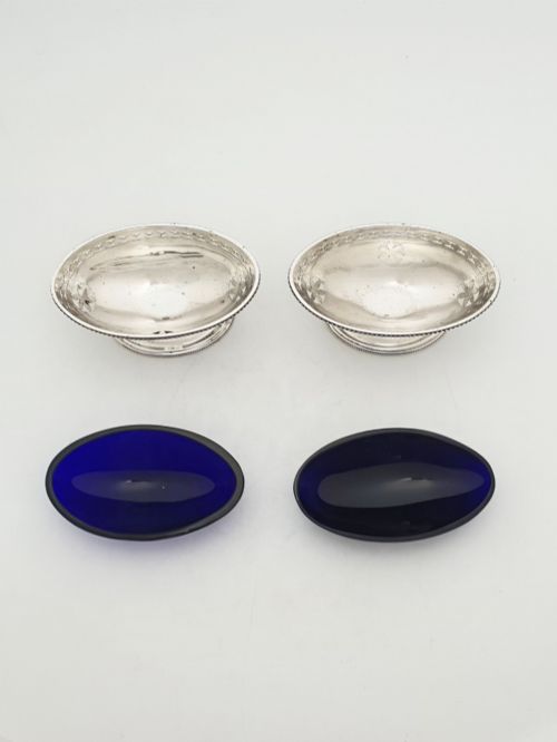 PAIR OF ANTIQUE EDWARDIAN STERLING SILVER SALT CELLARS WITH COBALT GLASS LINERS 1902 - ADDITIONAL PHOTO 4