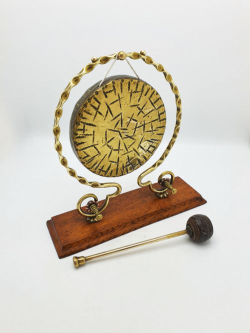 ANTIQUE BRASS DINNER GONG ON OAK BASE WITH HANDHELD STRIKER CIRCA 1920 - ADDITIONAL PHOTO 1