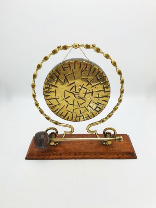 ANTIQUE BRASS DINNER GONG ON OAK BASE WITH HANDHELD STRIKER CIRCA 1920 - ADDITIONAL PHOTO 2