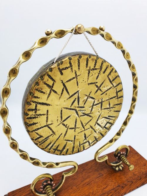 ANTIQUE BRASS DINNER GONG ON OAK BASE WITH HANDHELD STRIKER CIRCA 1920 - ADDITIONAL PHOTO 4