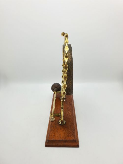 ANTIQUE BRASS DINNER GONG ON OAK BASE WITH HANDHELD STRIKER CIRCA 1920 - ADDITIONAL PHOTO 5
