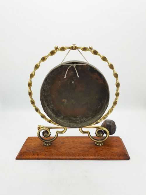 ANTIQUE BRASS DINNER GONG ON OAK BASE WITH HANDHELD STRIKER CIRCA 1920 - ADDITIONAL PHOTO 6