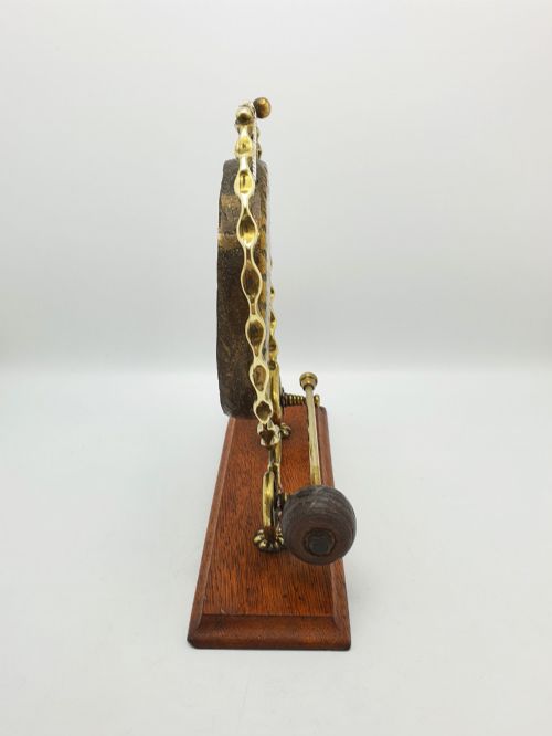 ANTIQUE BRASS DINNER GONG ON OAK BASE WITH HANDHELD STRIKER CIRCA 1920 - ADDITIONAL PHOTO 7