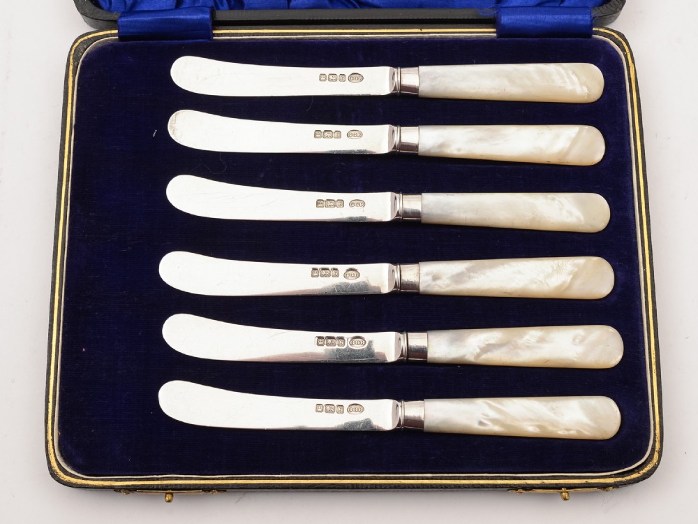 Edwardian Cased Silver and M.O.P Butter Knives, Sheffield 1910
