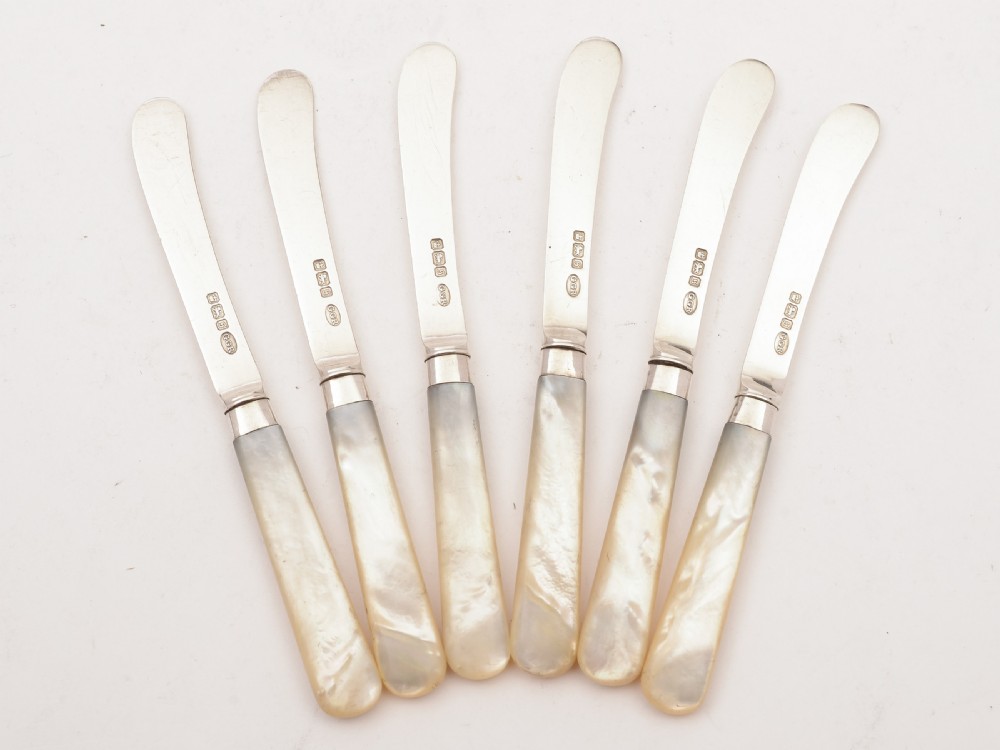 Edwardian Cased Silver and M.O.P Butter Knives, Sheffield 1910 View III