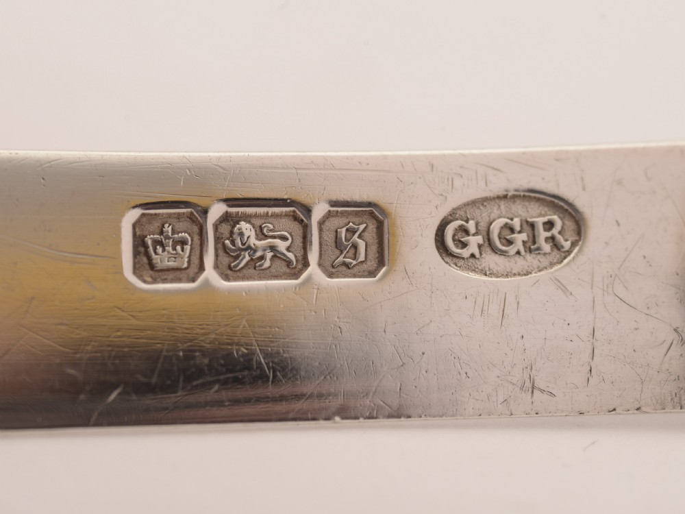 Edwardian Cased Silver and M.O.P Butter Knives, Sheffield 1910 View VI
