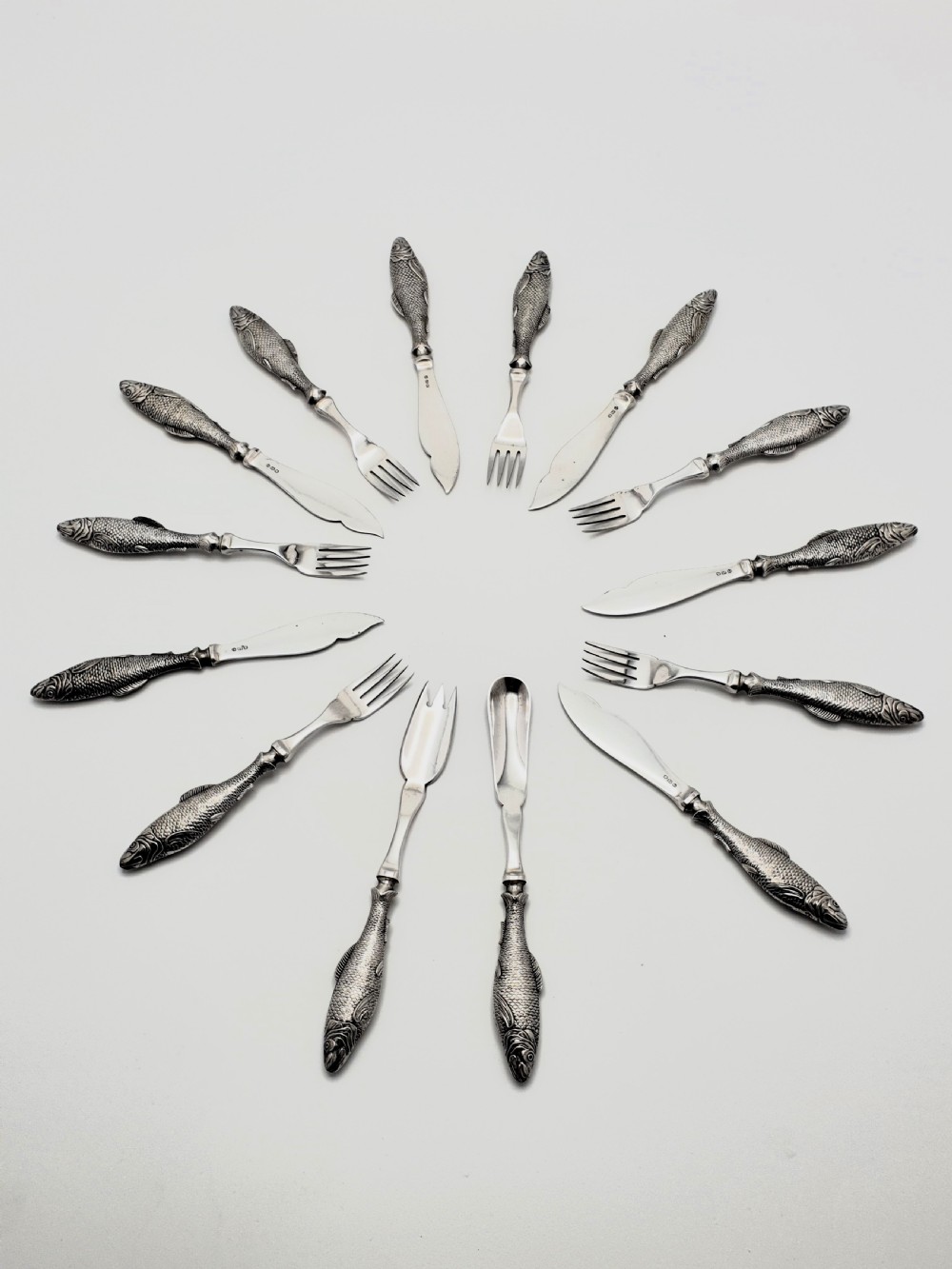 A Stunning 14-piece Harrods fish set - English antique - 1911 View II