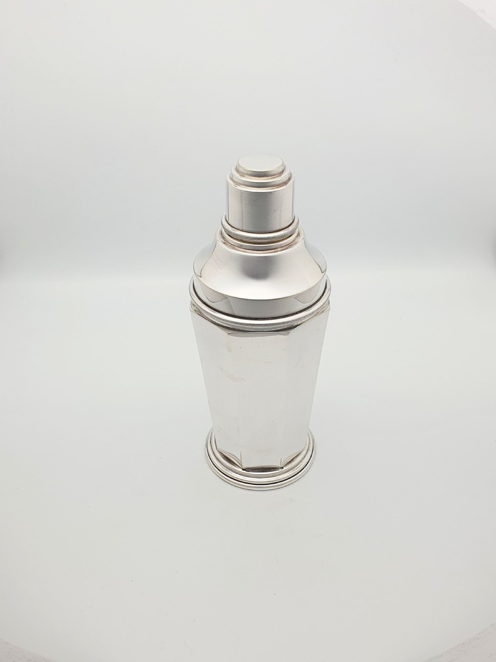Large Art Deco Silver-Plated Cocktail Shaker with Internal Lemon Squeezer – circa 1930 View II