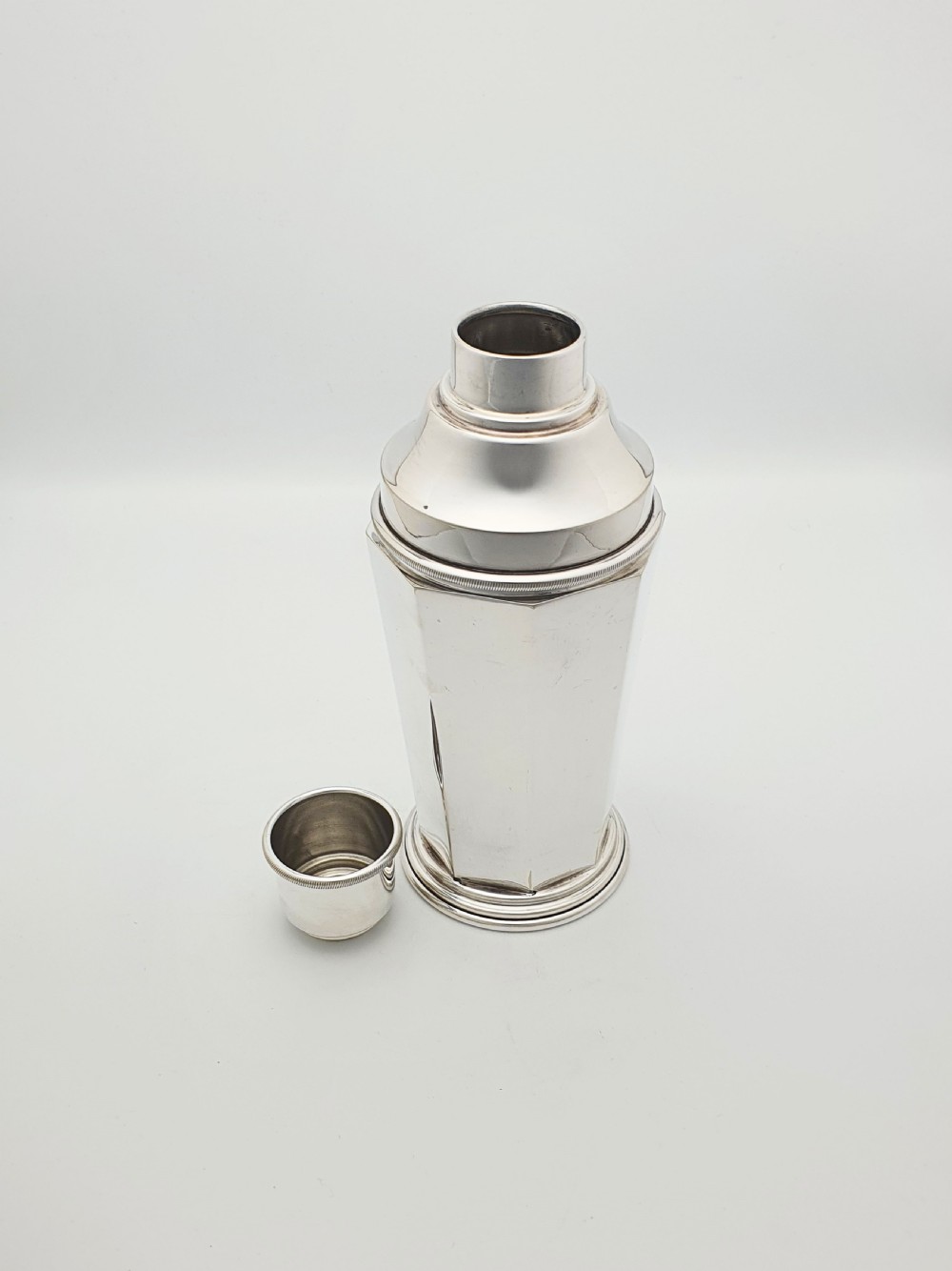 Large Art Deco Silver-Plated Cocktail Shaker with Internal Lemon Squeezer – circa 1930 View III