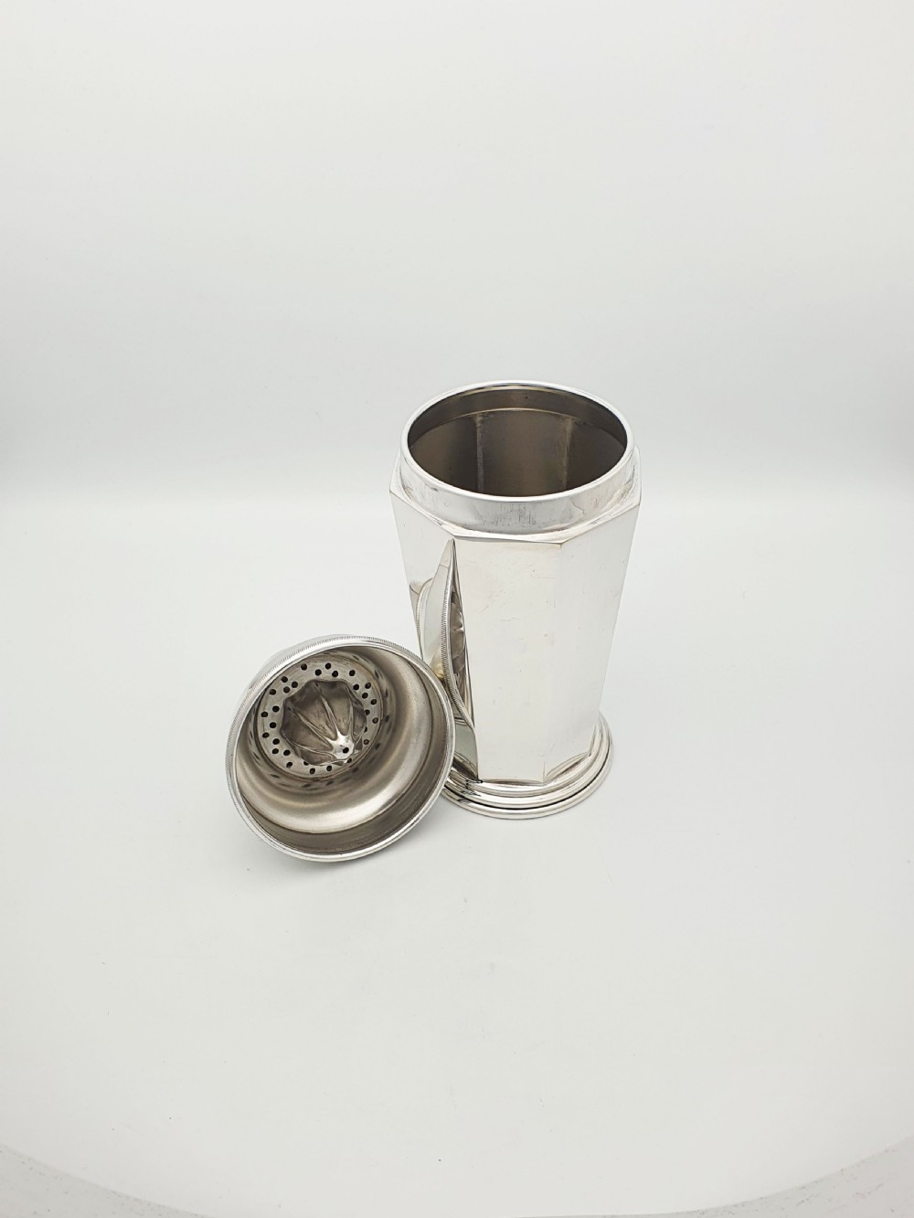 Large Art Deco Silver-Plated Cocktail Shaker with Internal Lemon Squeezer – circa 1930 View IV
