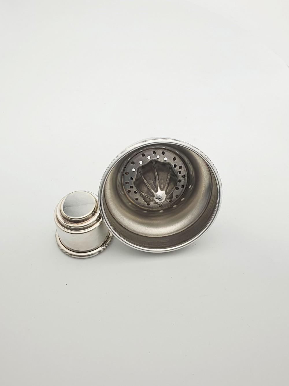 Large Art Deco Silver-Plated Cocktail Shaker with Internal Lemon Squeezer – circa 1930 View V
