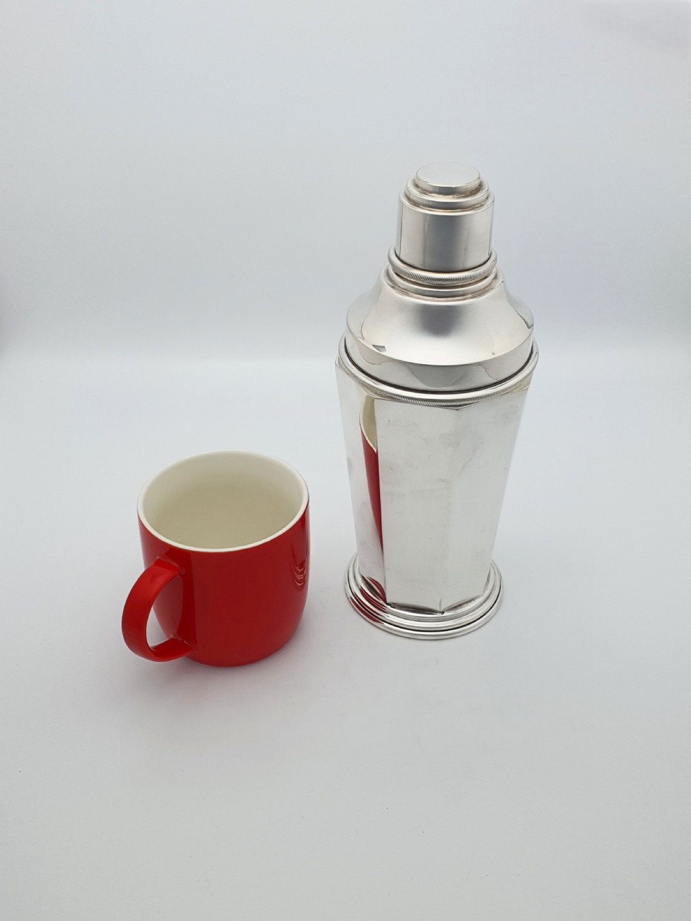 Large Art Deco Silver-Plated Cocktail Shaker with Internal Lemon Squeezer – circa 1930 View VI