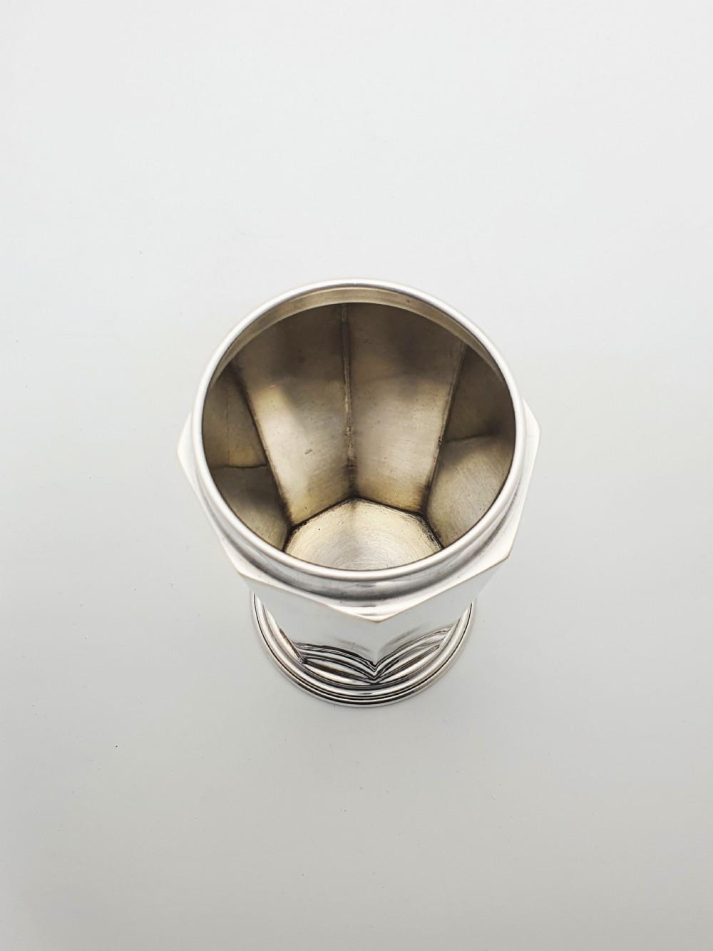 Large Art Deco Silver-Plated Cocktail Shaker with Internal Lemon Squeezer – circa 1930 View VII