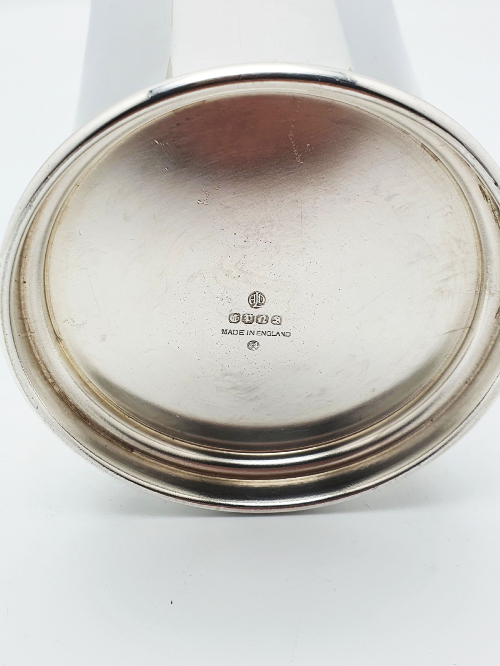 Large Art Deco Silver-Plated Cocktail Shaker with Internal Lemon Squeezer – circa 1930 View VIII