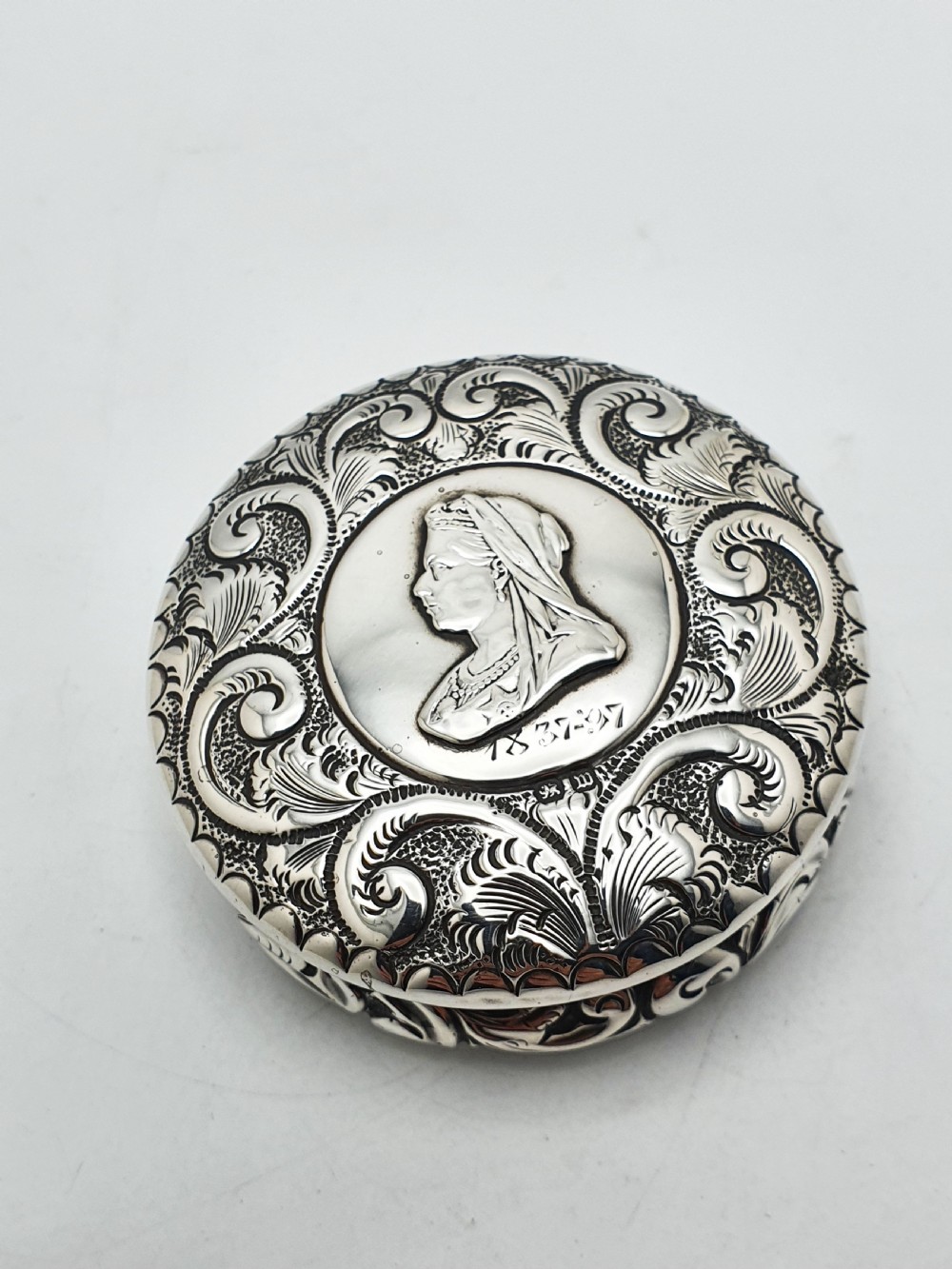 Lovely Antique Queen Victoria Diamond Jubilee Silver & Gilt Snuff Box - 1897