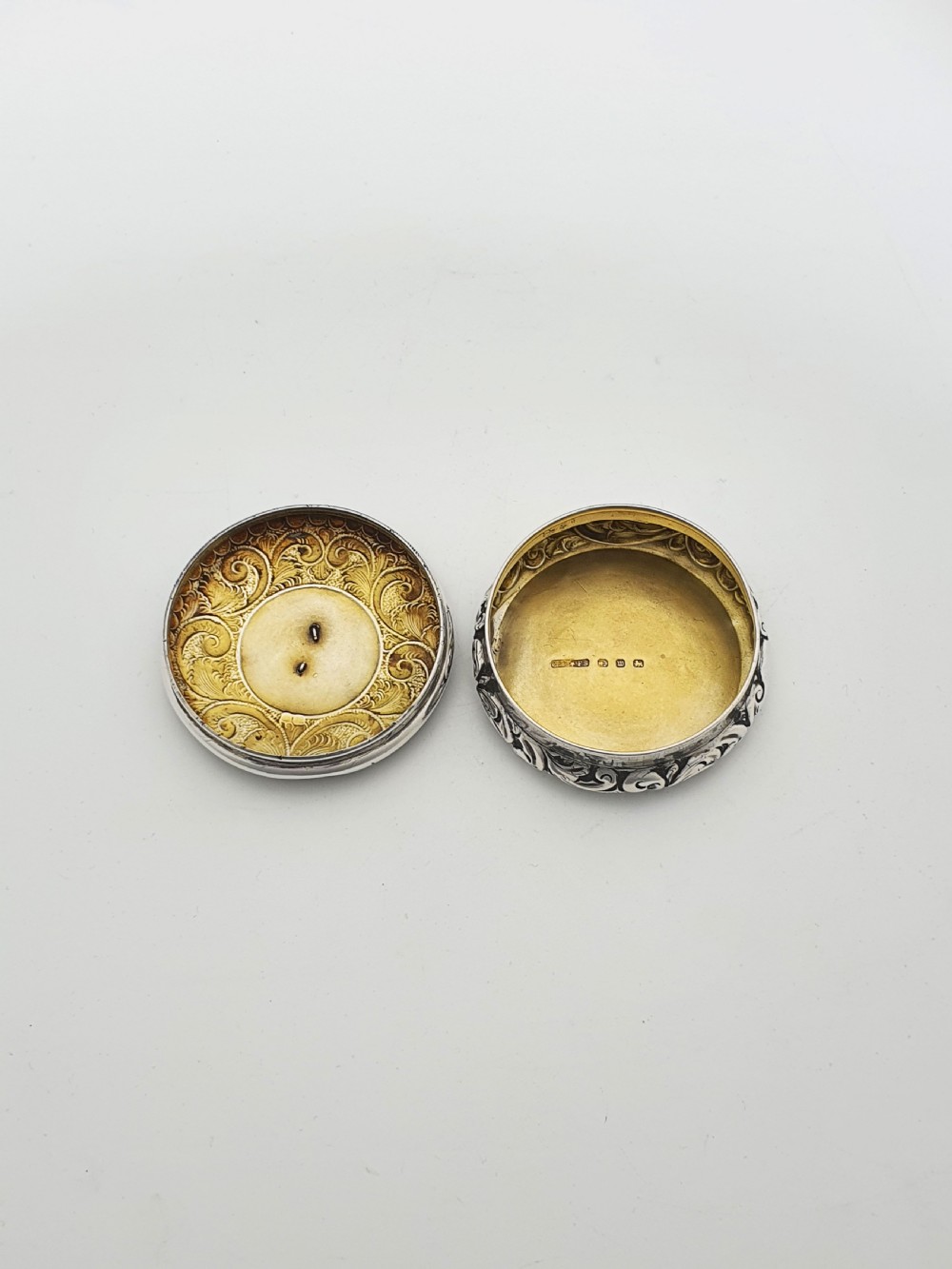 Lovely Antique Queen Victoria Diamond Jubilee Silver & Gilt Snuff Box - 1897 View III