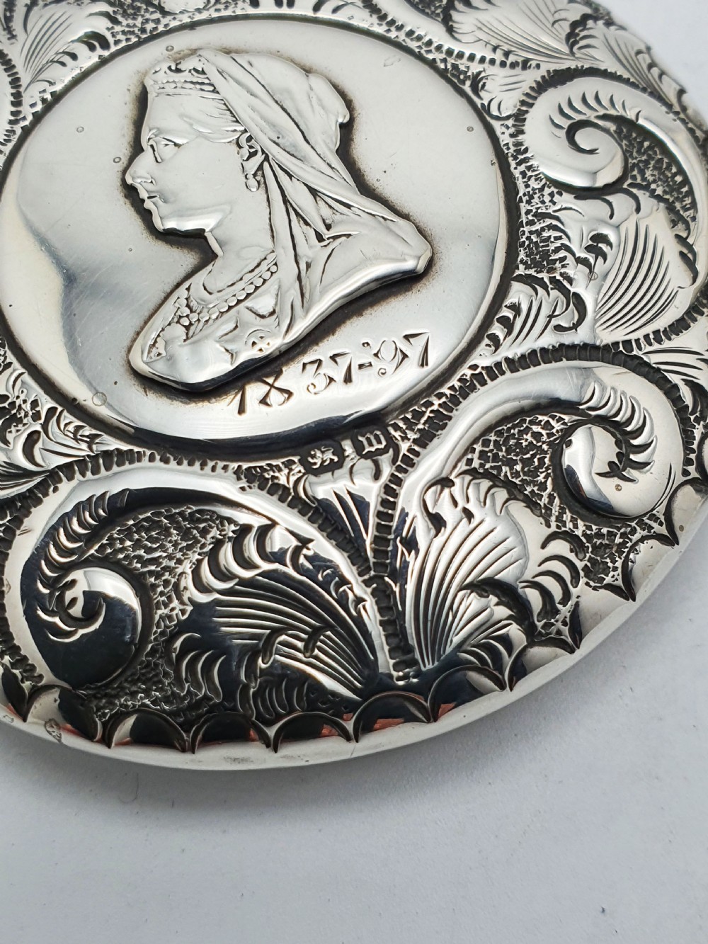 Lovely Antique Queen Victoria Diamond Jubilee Silver & Gilt Snuff Box - 1897 View VII