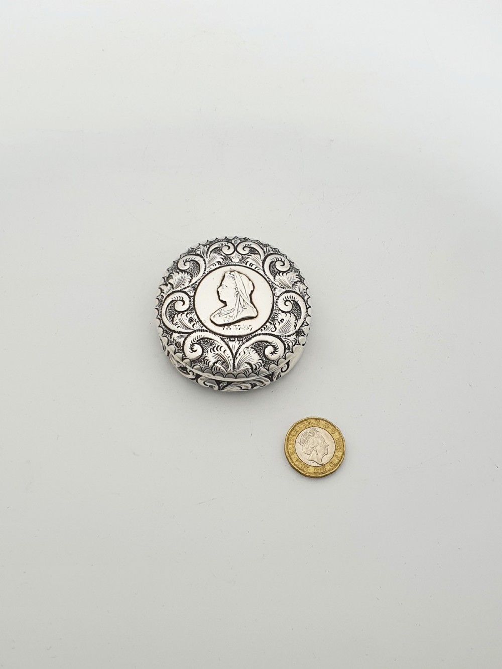 Lovely Antique Queen Victoria Diamond Jubilee Silver & Gilt Snuff Box - 1897 View VIII
