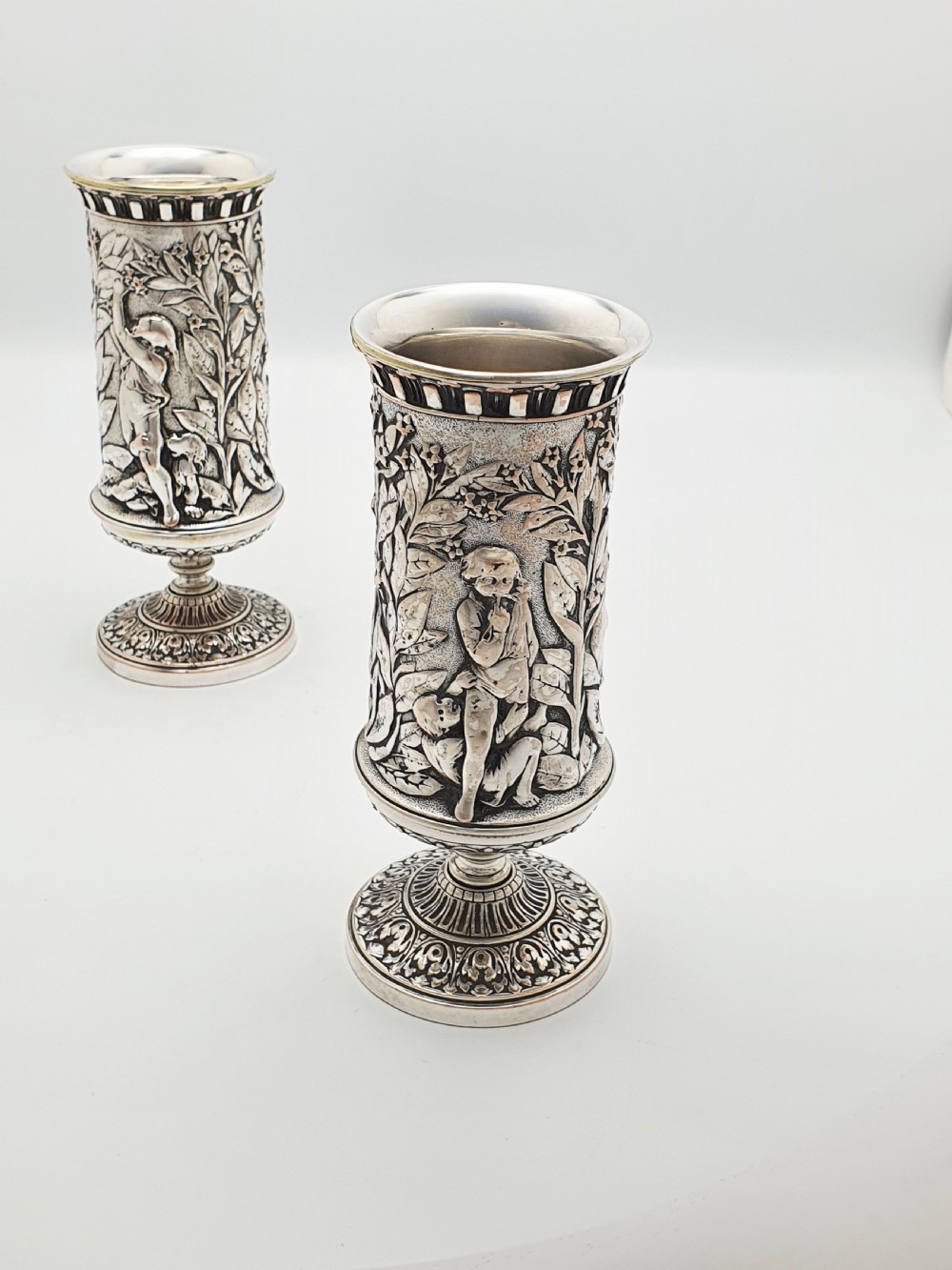 Stunning Pair of Antique Silver-Plated Elkington & Co. Vases - 1875 View III