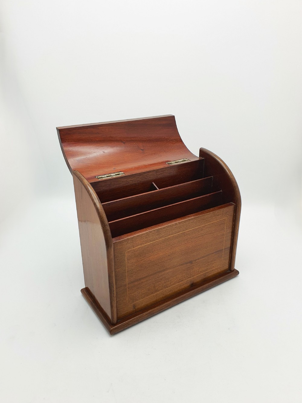 An antique Edwardian mahogany desk tidy featuring a hinged slanted lid, internal letter dividers, and line-inlaid boxwood detail on the front.