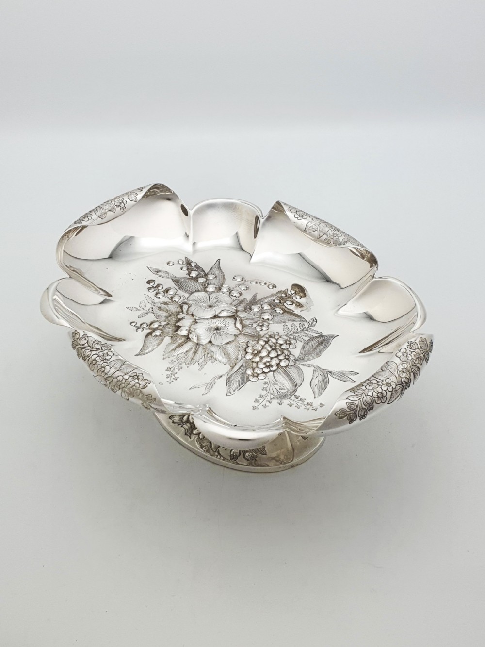 Beautiful Antique Victorian Fruit Dish With Engraved Floral Centre – circa 1890