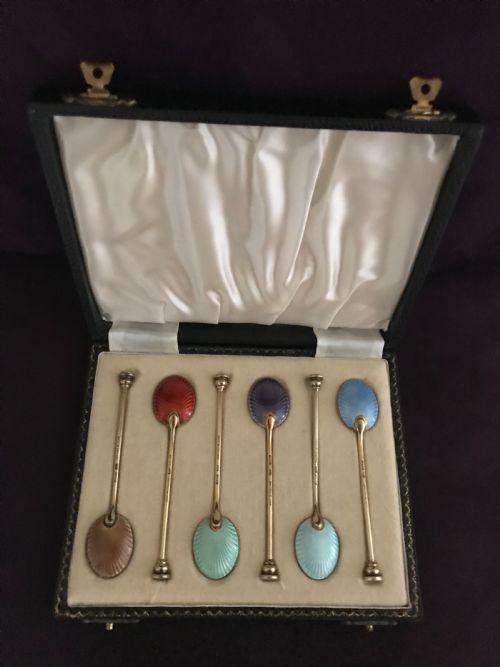 AN ENGLISH SET OF ENAMEL TEASPOONS - ADDITIONAL PHOTO 1