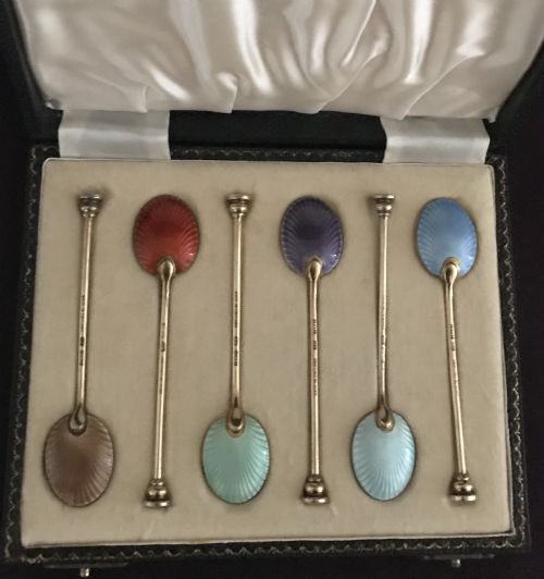 AN ENGLISH SET OF ENAMEL TEASPOONS - ADDITIONAL PHOTO 2