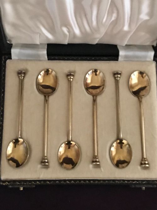 AN ENGLISH SET OF ENAMEL TEASPOONS - ADDITIONAL PHOTO 3